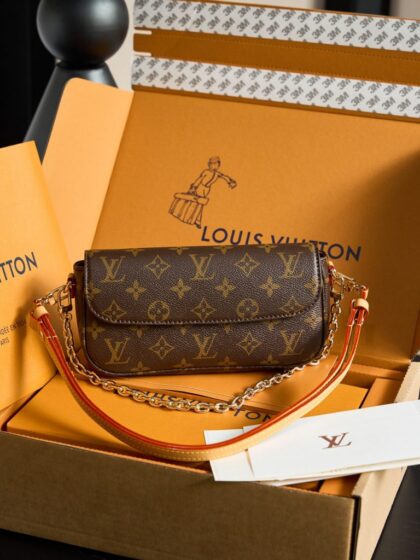 Monogram Card Holder M81911