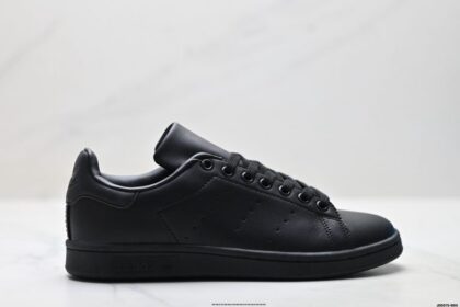 Monogram Sneakers M20326