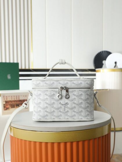 Chevron Shoulder Bag 020185 in White