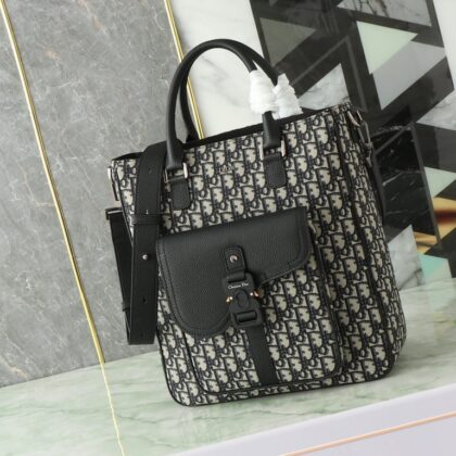 Shoulder Bag in Black