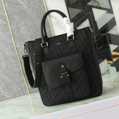 Shoulder Bag in Black